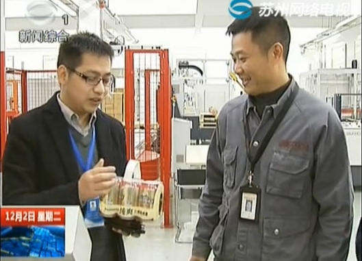 孫總（左一）企業(yè)輔導(dǎo)現(xiàn)場接受媒體采訪